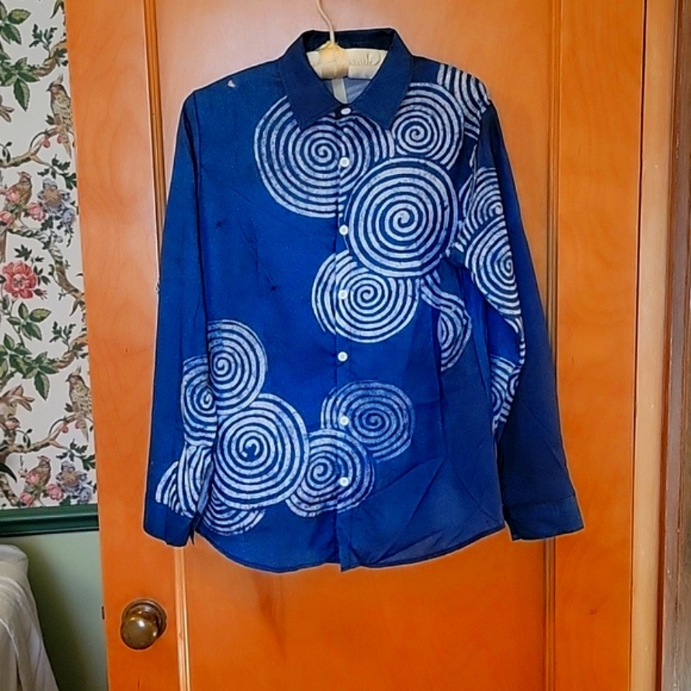 Wearshes blouse. White spiral print on blue background. 20 inches pit to pit